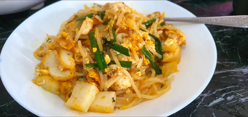 Stir fry thick noodles with chicken breast, fish cakes, shallot, garlic, spring onions, eggs 😋🥰
add chicken 🐔 soup as base 😃|🌷lynnlicious🌷さん