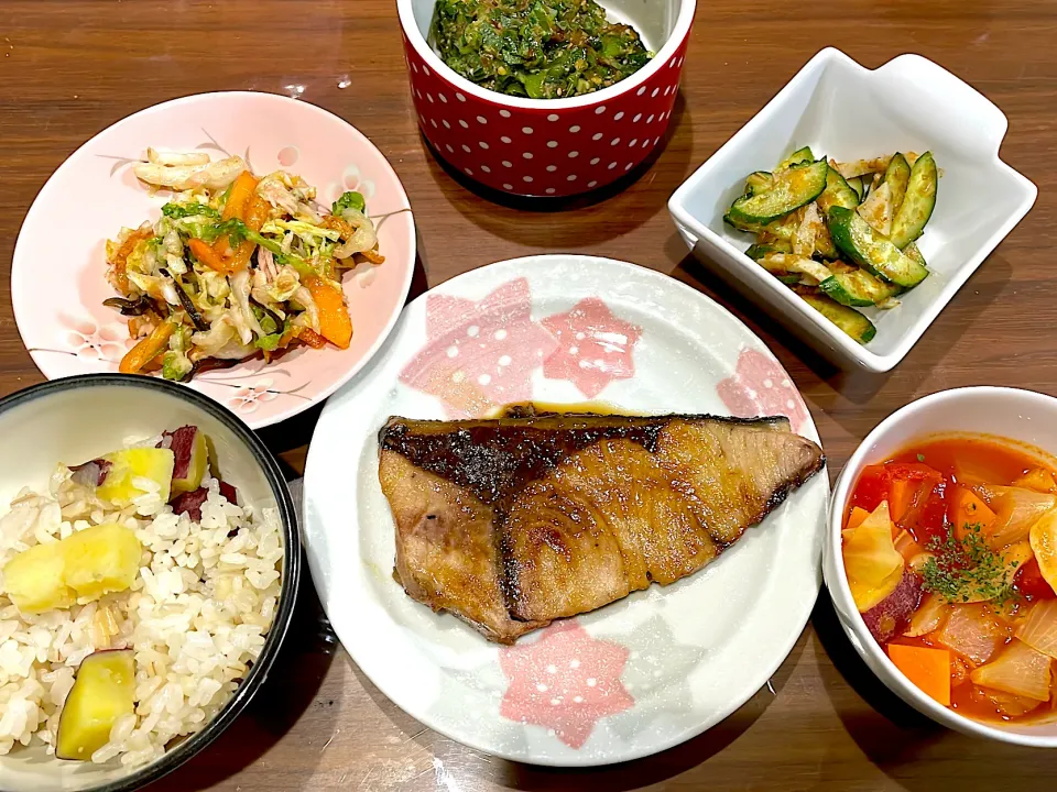 お芋ごはん　ぶりの照り焼き　もち麦入りミネストローネ　きゅうりと竹輪のおかか和え　ねぎ味噌　白菜と柿の塩昆布和え|おさむん17さん