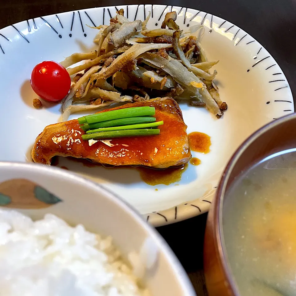 Snapdishの料理写真:鰤の照り焼きとごぼうのきんぴらの夕飯|DKさん