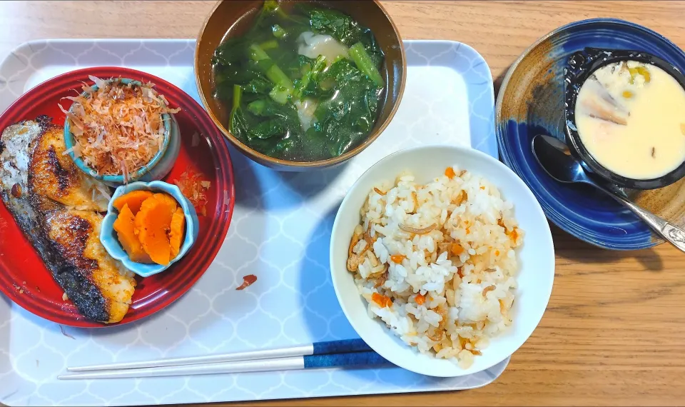 さわらの西京焼
焼売入り中華スープ
炊き込みご飯
茶碗蒸し|さゆさん