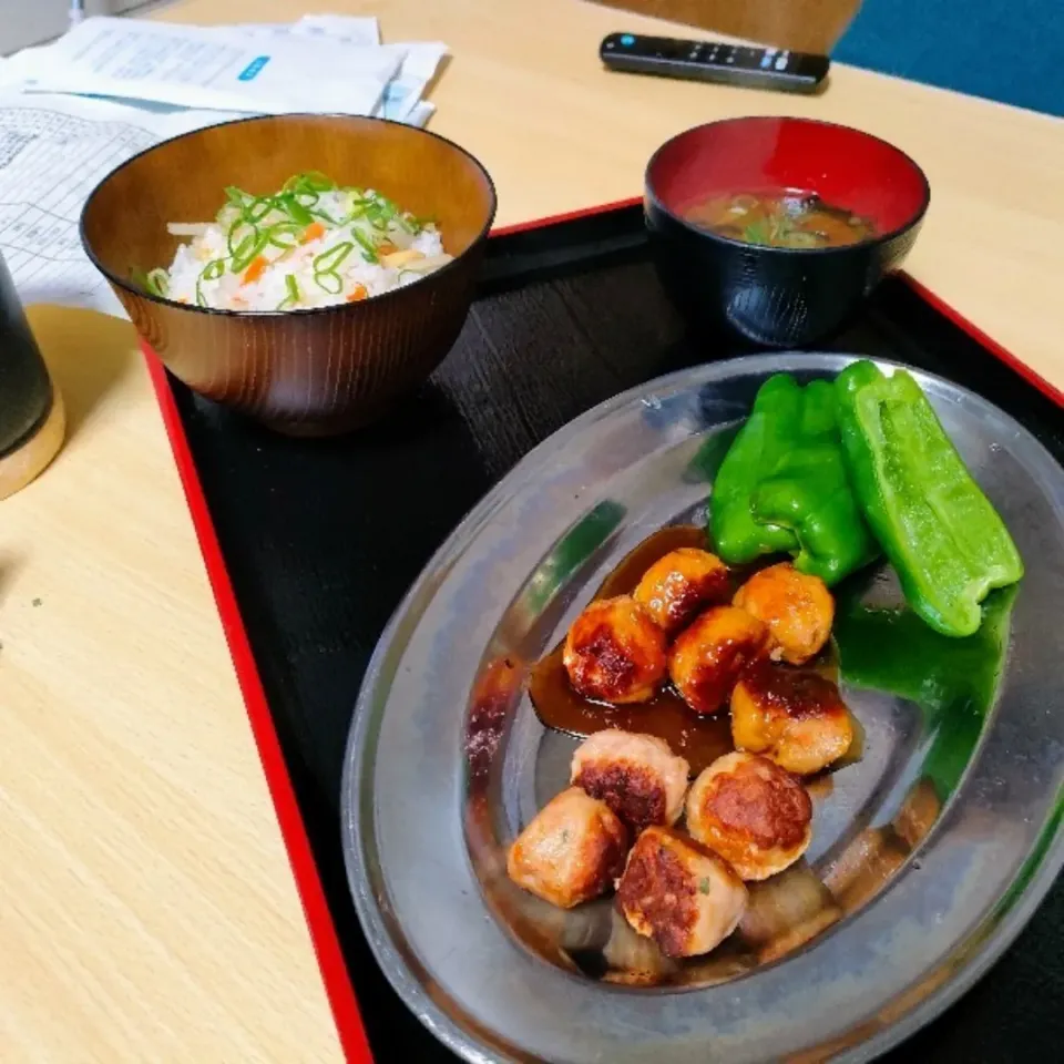 つくね生ビーマン、かやくごはん。

父がその昔東京に住んでたころに（池尻）よく行ってた近所の焼き鳥屋の名物です。この味を知ってからはピーマン嫌いだった中1息子もピーマン平気です。

なお、ここは山口県長門市で、やきとりの街で売り出してるんですが、このつくねピーマンはまだ上陸していません。|ariyo4200さん