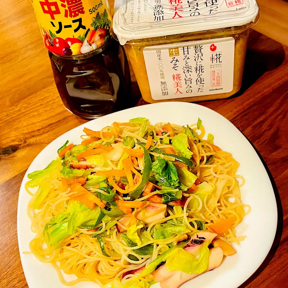 万能味ソースで中華風イカの焼きビーフン🦑|アッコちゃん✨さん