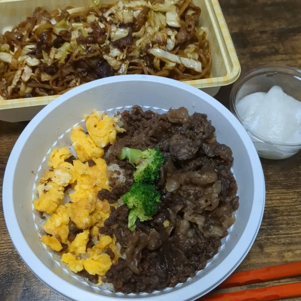 Snapdishの料理写真:牛丼＆やきそば弁当|あすかさん