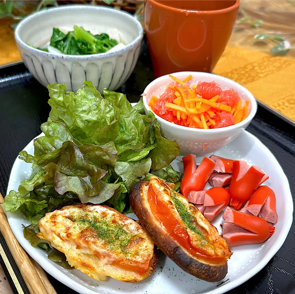 トマトのチーズ焼きパンで朝食|くまちゃんさん