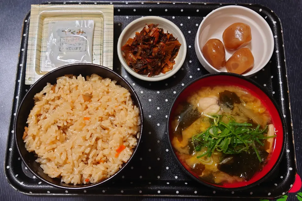 今日の朝ごはん（炊き込みご飯にあんこうのみそ汁、玉こんにゃく、辛子高菜（バリ辛）、納豆）|Mars＠釜飯作り研究中さん