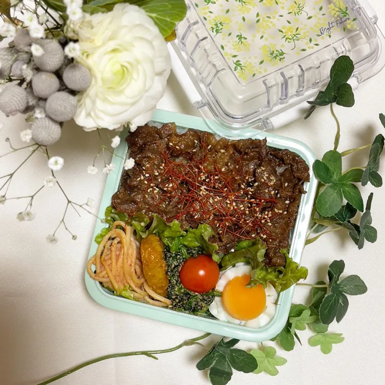 Snapdishの料理写真:12/20❤︎主人の黒毛和牛焼肉丼弁当🌱

＊ 黒毛和牛焼肉丼
＊半熟たまご
＊いかの天ぷら
＊たらこパスタ|Makinsさん