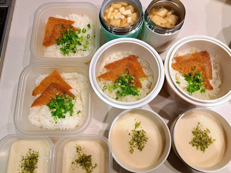 高３二人と中２息子の昼弁・きつねとろろご飯、豆腐と油揚げの味噌汁
高３二人の塾弁・昼と同じ|Sacchinさん