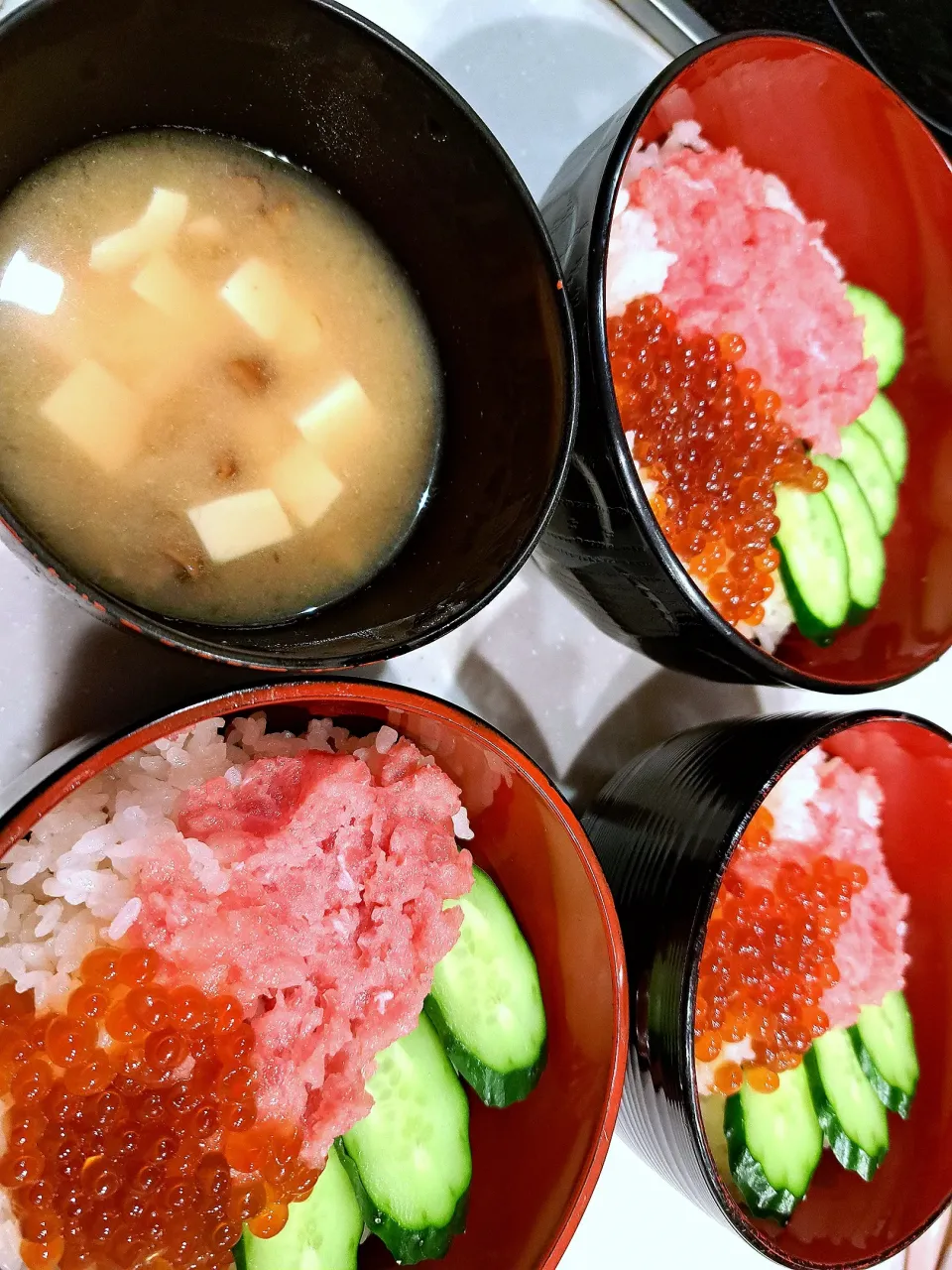 Snapdishの料理写真:おうちご飯・海鮮丼、なめこと豆腐の味噌汁|Sacchinさん