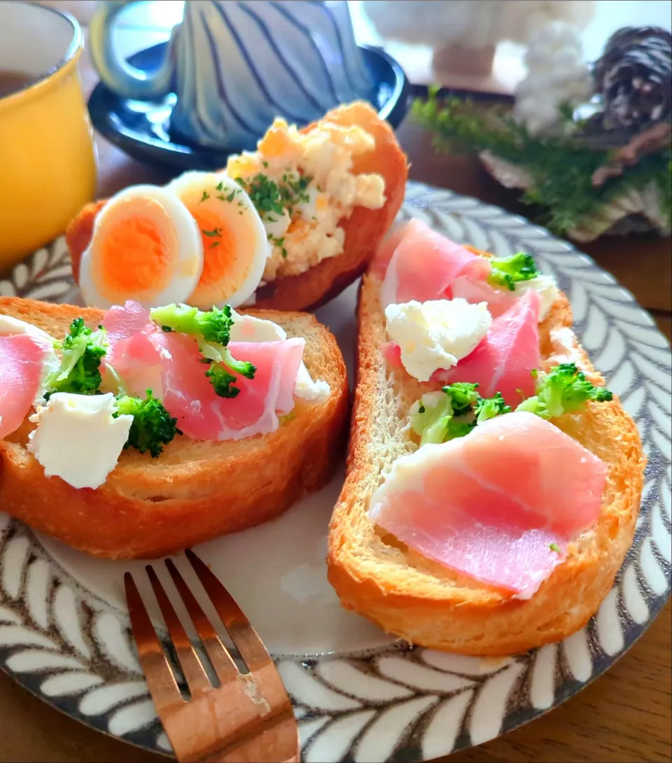 Snapdishの料理写真:朝ごはん💕

バケット2種
　生ハム×クリチ×ブロッコリー
　たまごサラダ
ウインナー玉ねぎのコンソメスープ
コーヒー☕|さらママさん