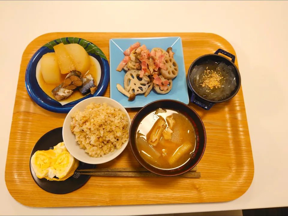 今日の夕食　サバ缶大根、れんこんベーコン炒め、だし巻き卵、玄米、大根の味噌汁、ところてん|pinknari🐰🌈さん