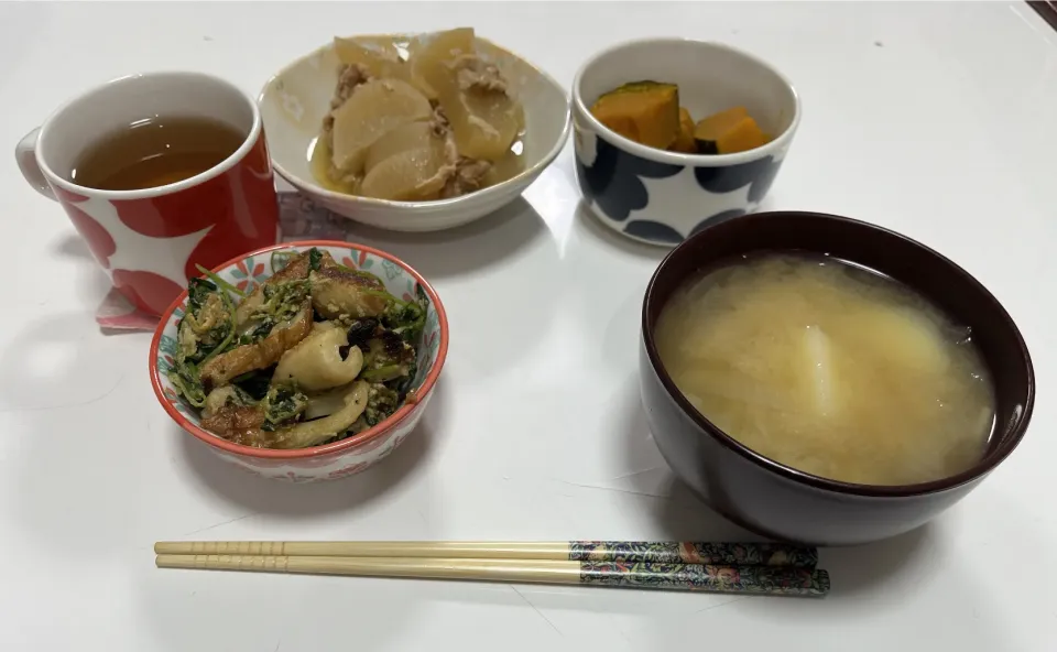 晩御飯☆豚バラ大根☆南瓜の炊いたん☆ちくわと豆苗炒め☆みそ汁（じゃが芋・玉葱）|Saharaさん