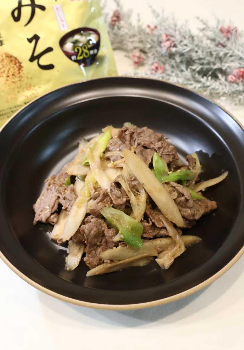 Snapdishの料理写真:牛肉とごぼうとネギのゴマ味噌炒め|めいめいさん