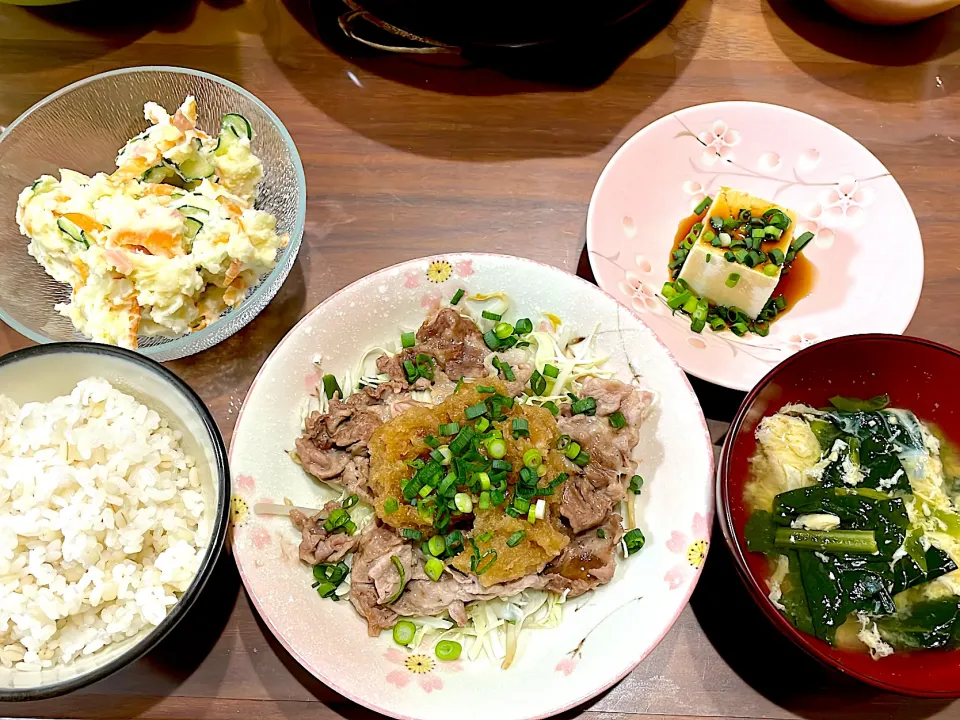 Snapdishの料理写真:もやしと豚こまのレンジ蒸しおろしポン酢　ほうれん草とかき玉の味噌汁　湯豆腐　ポテトサラダ|おさむん17さん