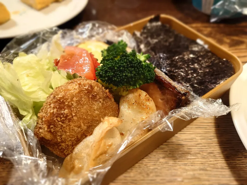 Snapdishの料理写真:メンチカツ弁当(*^^*)|しーPaPaさん