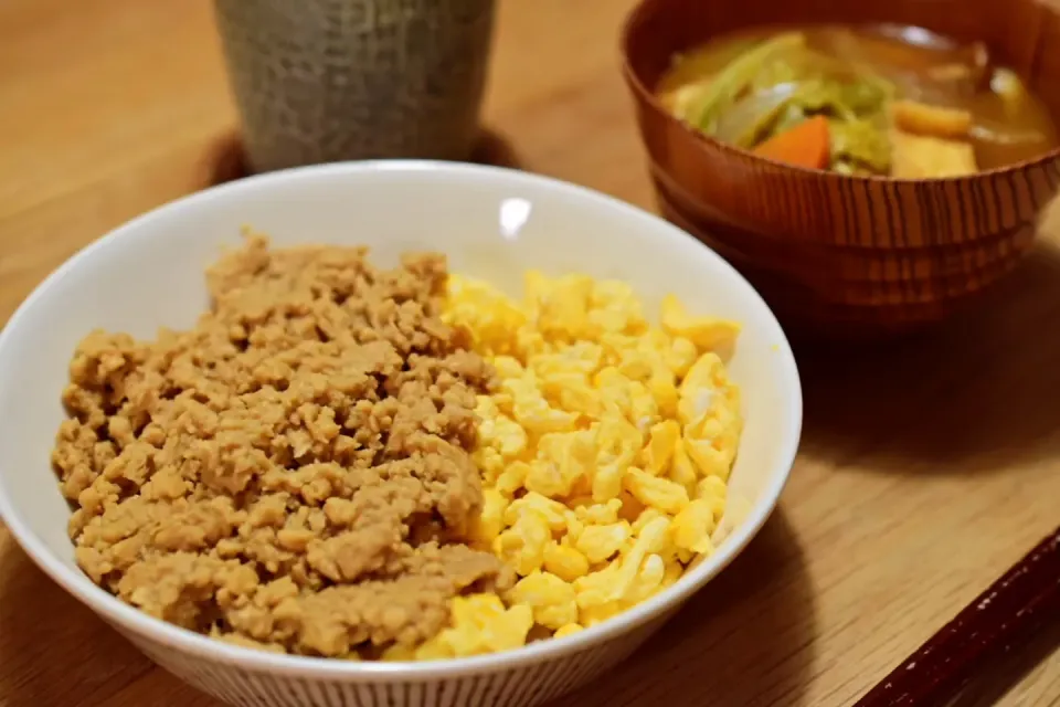 お豆腐でできたそぼろ丼💨|うにんぱすさん