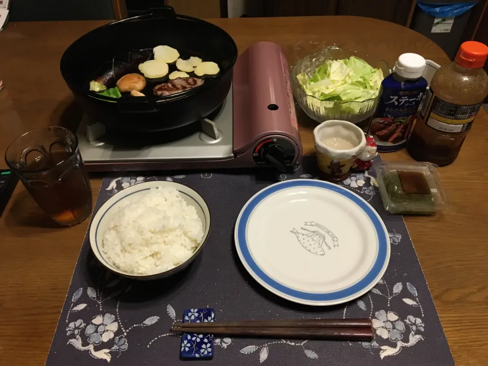 Snapdishの料理写真:ご飯、南部鉄器の鉄鍋焼き、バリバリキャベツ、めかぶ、沢庵、烏龍茶、森永マミーの寒天(夕飯)|enarinさん