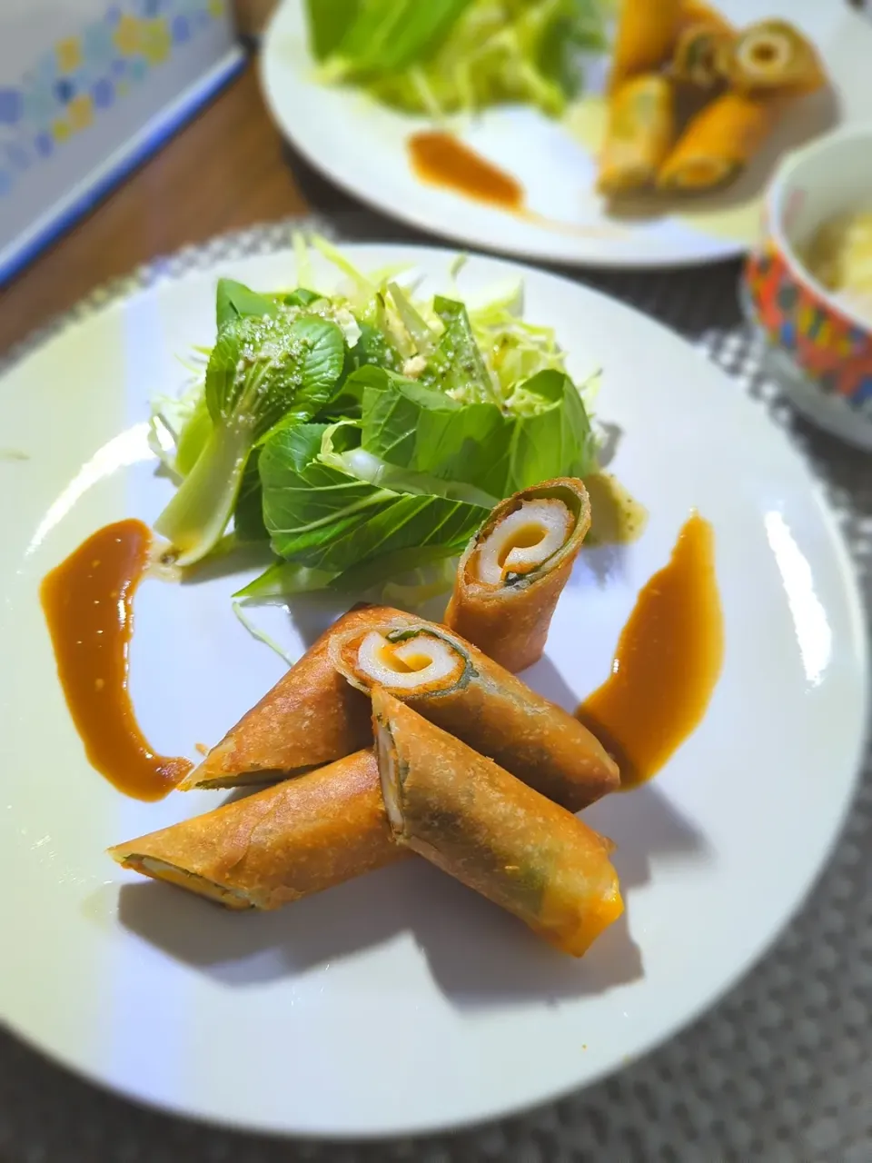 竹輪とチーズと大葉の春巻、キャベツとチンゲン菜とセロリのサラダ|テケテケさん