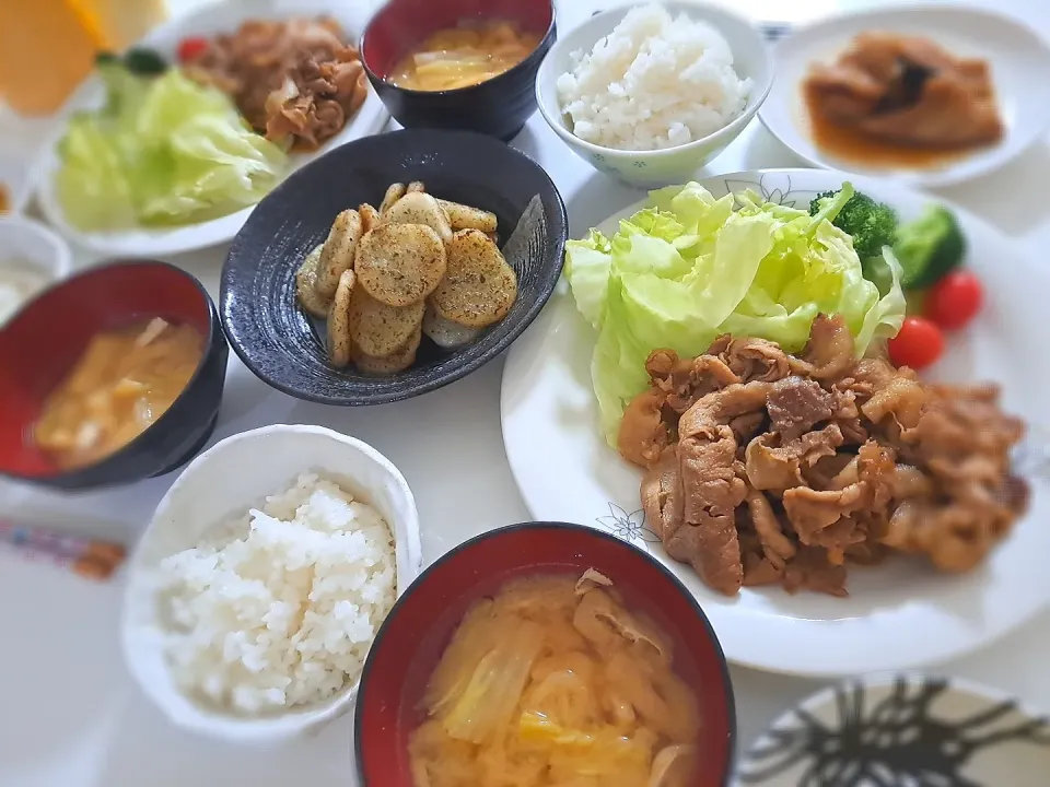 Snapdishの料理写真:夕食(,,>᎑<,,)
豚肉しょうが焼き＆サラダ🥗
煮魚(カラスカレイ)
長芋青のりバター炒め
お味噌汁(白菜、油揚げ)|プリン☆さん