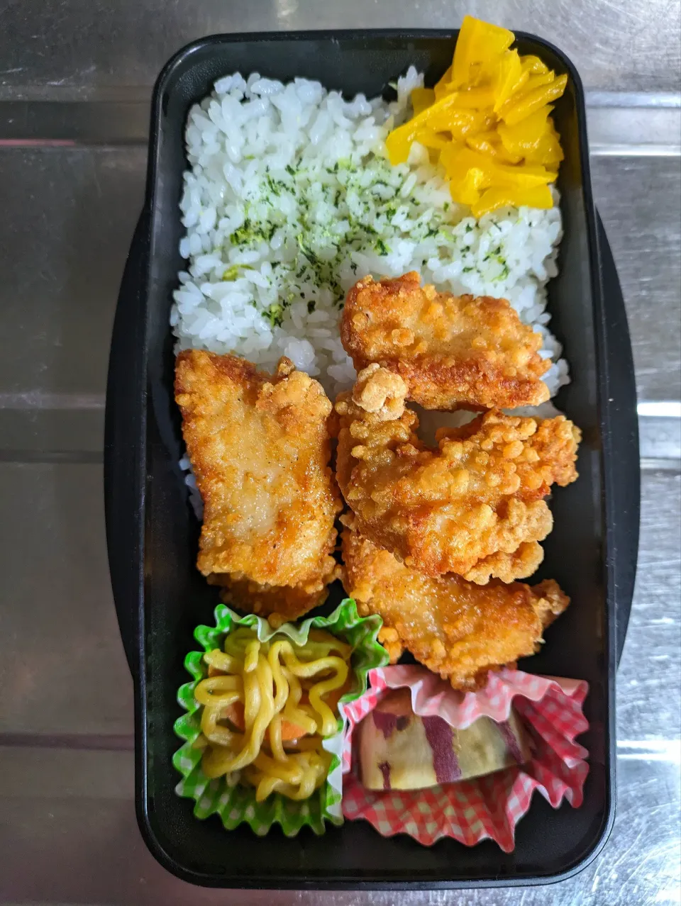 旦那弁当　2023/12/21

からあげ
焼きそば
さつまいもの甘煮|ユキヨメ♪さん