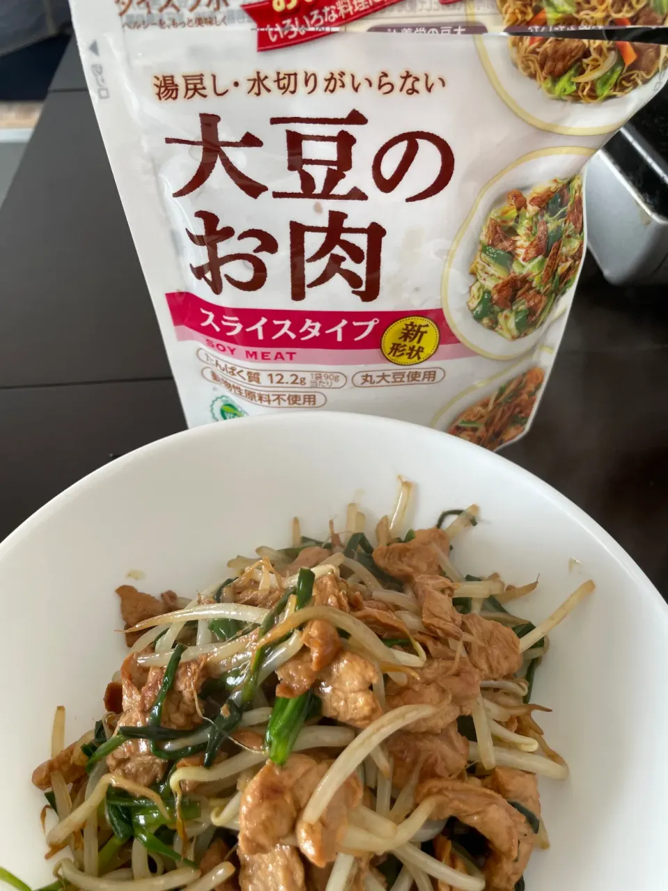 Snapdishの料理写真:大豆のお肉でニラもやし炒め|mikkoroさん