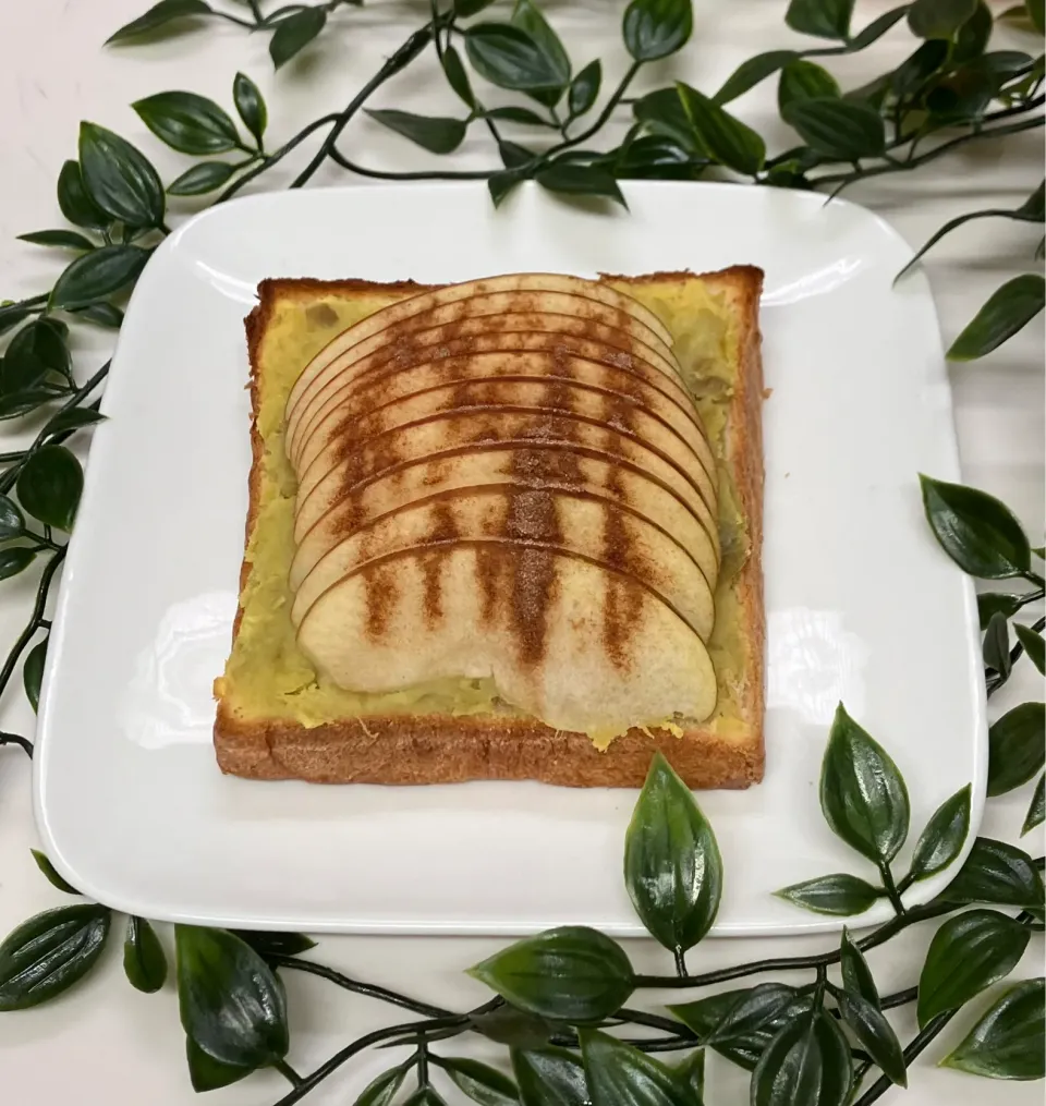 Snapdishの料理写真:スイートポテトアップルパン|marichさん