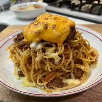 Snapdishの料理写真:ミートスパゲッティ　ハンバーグとチーズを乗せて|雨蛙のあまちゃんさん