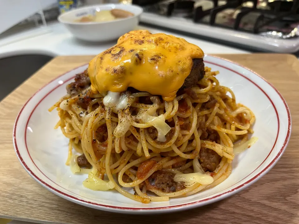 Snapdishの料理写真:ミートスパゲッティ　ハンバーグとチーズを乗せて|雨蛙のあまちゃんさん