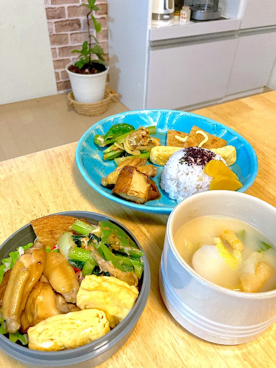 味ソースで鶏手羽中と厚揚げの煮物🤍卵焼き🤍ピーマンと小松菜のツナ炒め🤍焼き丸天マヨ🤍里芋のお味噌汁🤍ゆかりご飯🤍お漬物〜先週の旦那さんお弁当とmyランチプレート|さくたえさん