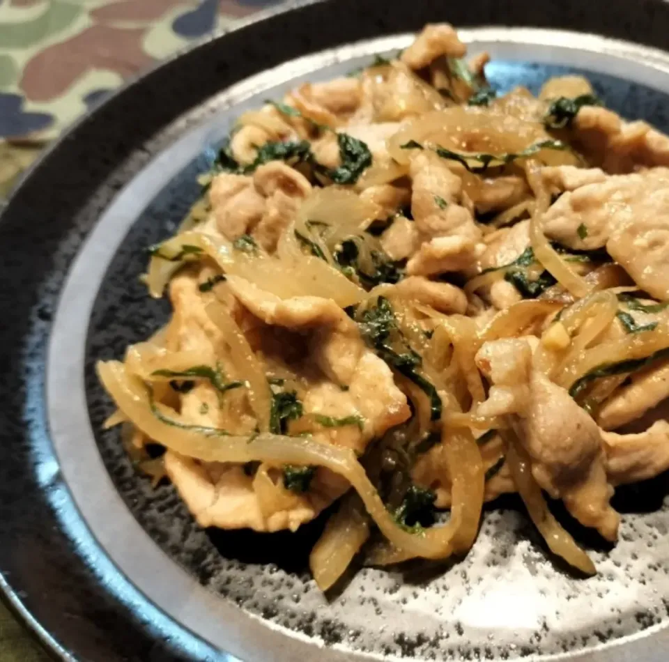 🐷万能味ソースで豚肉と青紫蘇炒め|みよぱさん