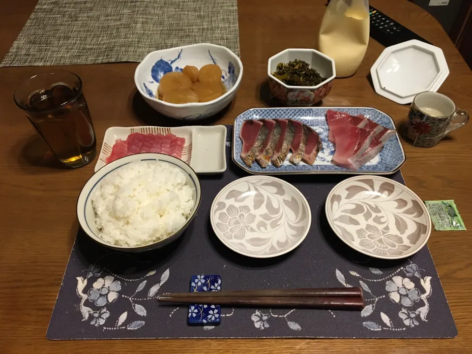 ご飯、大めばちまぐろの刺身、鰹のたたき、天然ぶりの刺身、大根の煮物、本場の高菜漬け、六条麦茶、森永マミーの寒天(夕飯)|enarinさん