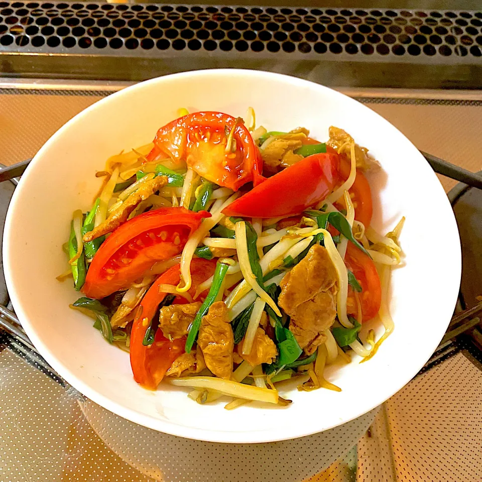 大豆のお肉で作るニラもやし炒め➕フレッシュトマト🍅|shikaさん