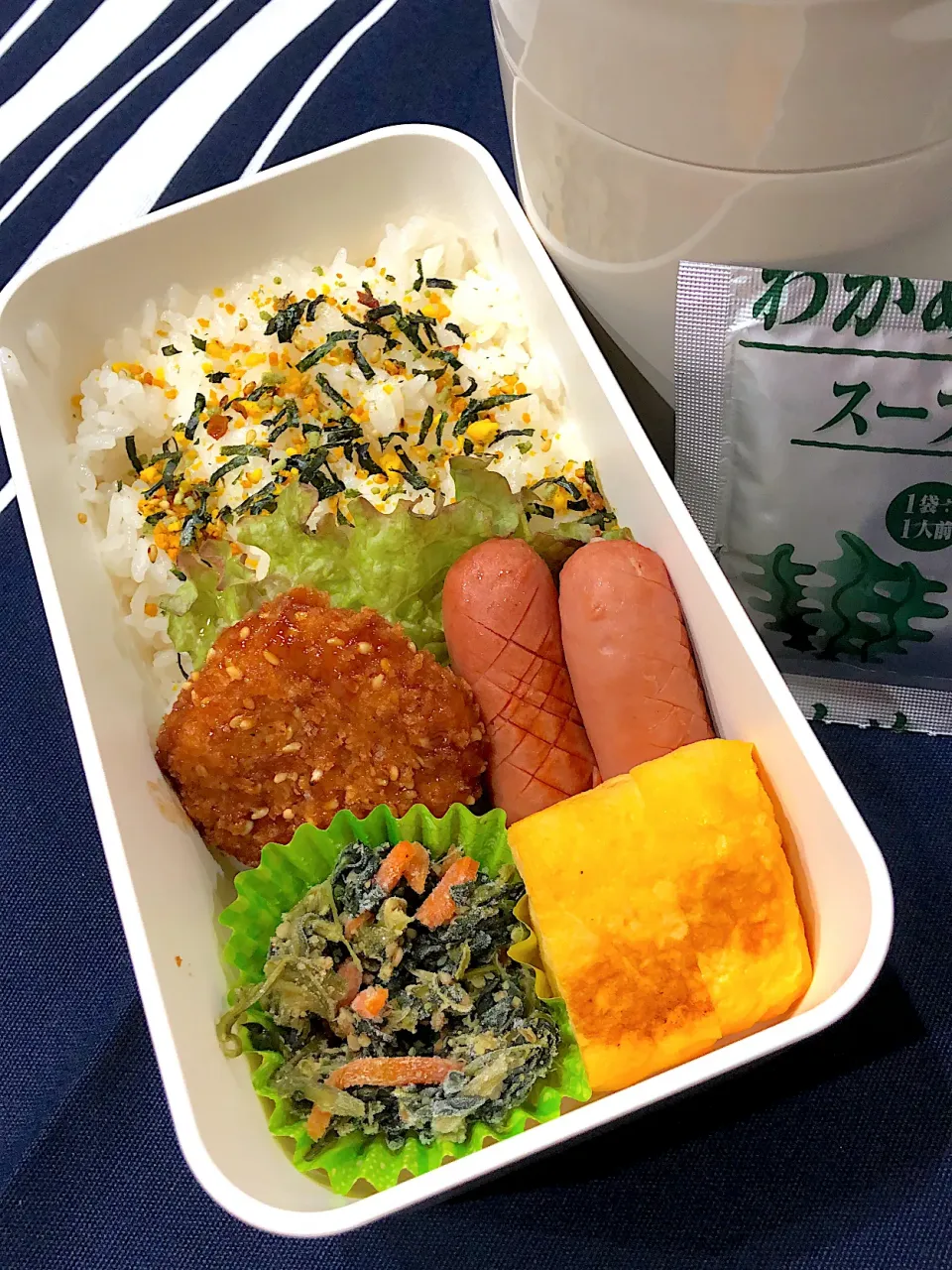 Snapdishの料理写真:のりたまご飯、たまご焼き、ウインナー、ほうれん草ゴマ和え、鶏マヨ、わかめスープ|きらきらさん