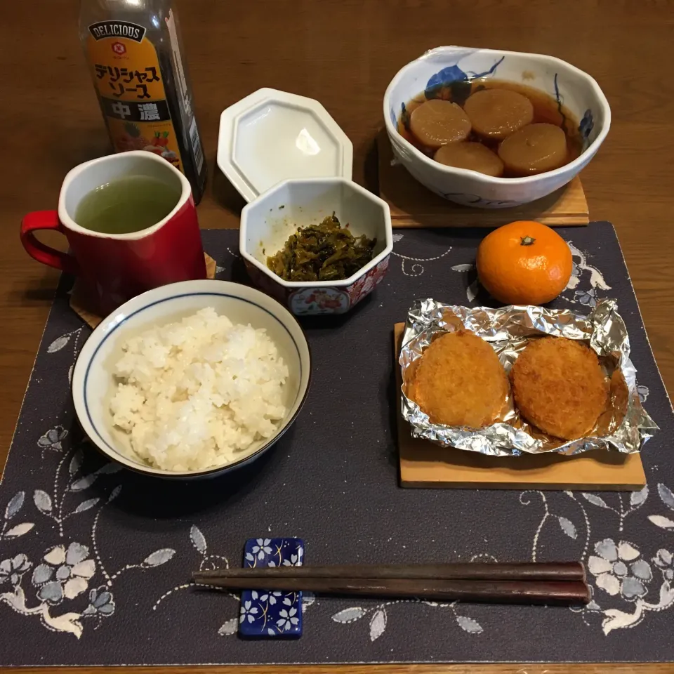 ご飯、コロッケ、大根の煮物、高菜漬け、熱い日本茶、みかん(朝ご飯)|enarinさん