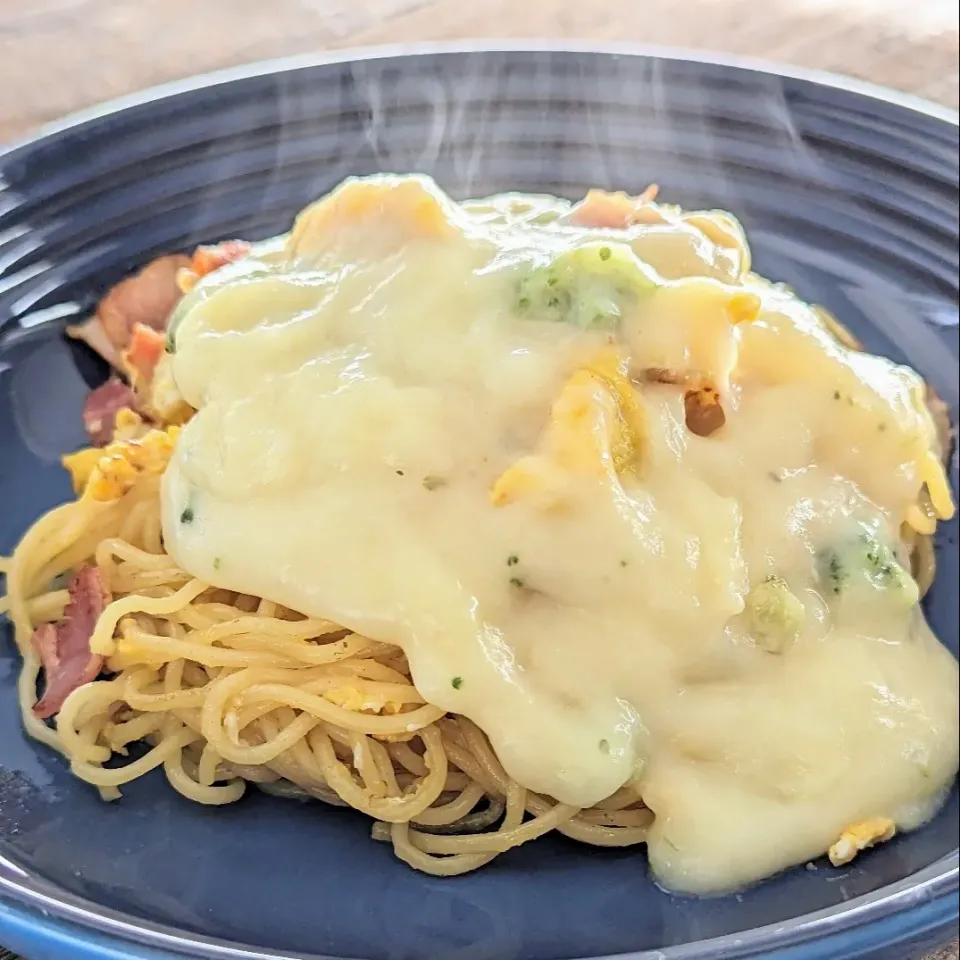 とろ〜り🧀チーズソースのベーコンエッグ焼きそば|ぶりてりあさん