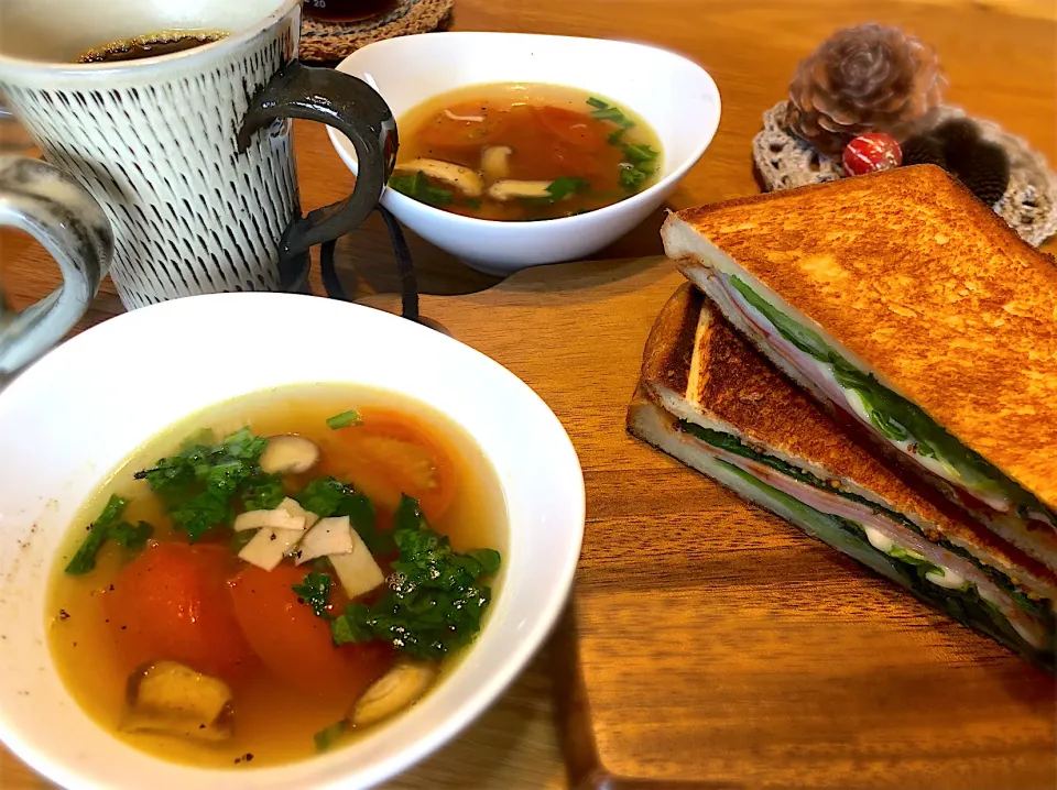 ランチはホットサンドとスープ（トマト・ハム・椎茸・春菊）|じゅんさんさん