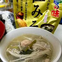 Snapdishの料理写真:鍋汁で簡単味噌汁|まるちゃんさん