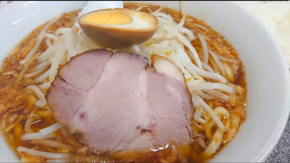 【台湾出身の初代が1952年創業】 
中華麺店 喜楽 
中華麺（揚げ葱多め、800円） 
＋半ライス (100円) 
@渋谷8分
23304 (319,589)|大脇さん