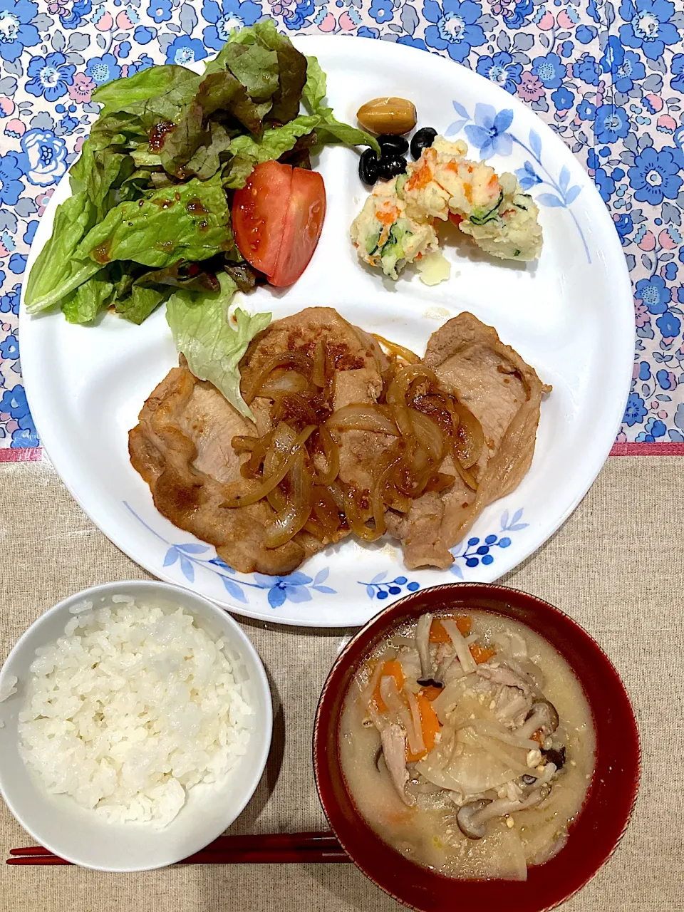 豚の生姜焼きとポテトサラダと(豚汁の残り)|おしゃべり献立さん