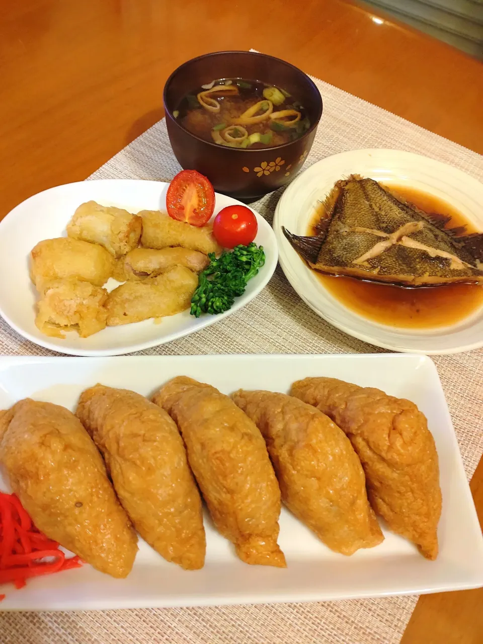 Snapdishの料理写真:☆いなり寿司
☆カレイ煮付け
☆竹輪、ソーセージ天
☆味噌󠄀汁|chikakoさん