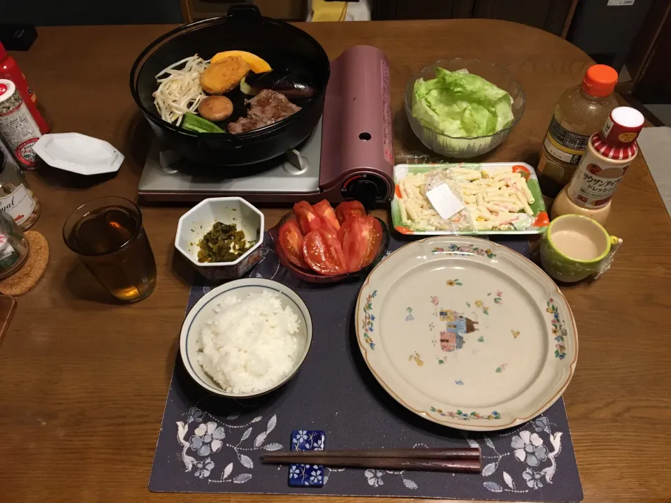 Snapdishの料理写真:ご飯、南部鉄器の鉄鍋焼き、マカロニサラダ、トマト、レタス、高菜漬け、六条麦茶、森永マミーの寒天、大福(夕飯)|enarinさん