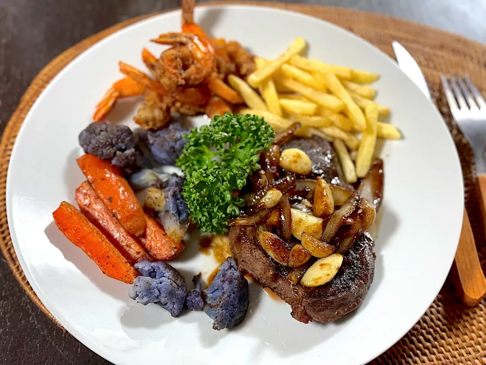 Beef garlic steak with grilled veggies, crispy shrimp and potatoes|yeni kartikasariさん