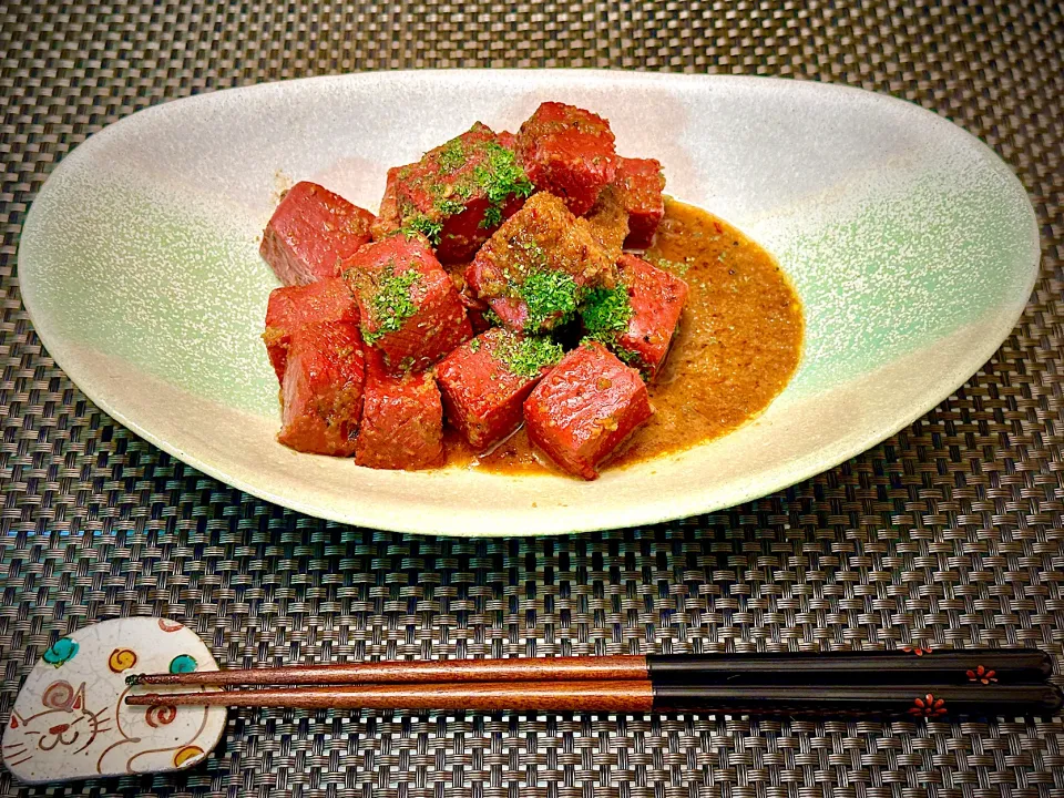 赤こんにゃくのニンニクバター醤油焼き|にゃあ（芸名）さん