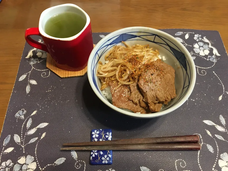 牛焼肉丼、熱い日本茶(朝ご飯)|enarinさん