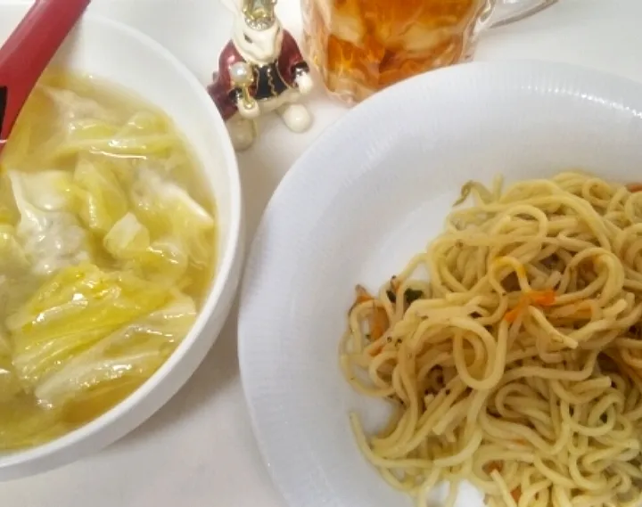 ゛23．12/23
一人なので冷凍しておいた塩焼きそばときのうのスープで餃子😋|たえさん