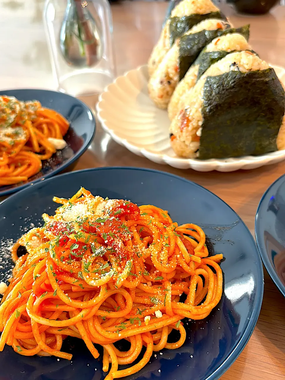 五目ご飯のおにぎりとトマトガーリックパスタのお昼ご飯|yukopunさん