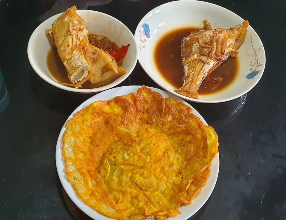 Today's lunch with rice
Garlic spicy fish + minced chicken omelette 😋|🌷lynnlicious🌷さん