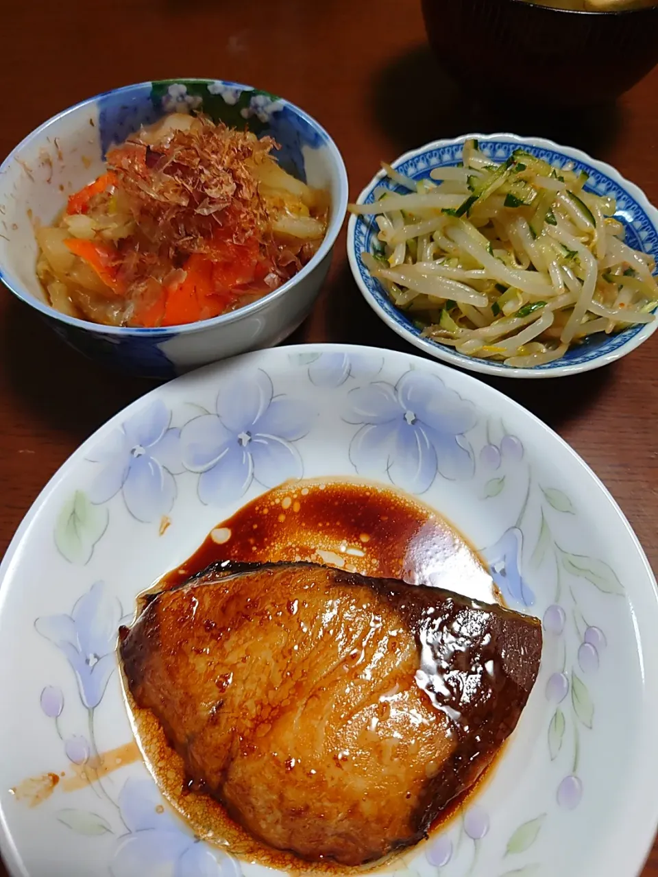 Snapdishの料理写真:ぶりの照焼き
白菜と人参の煮浸し
もやしの中華和え|ぱやさん