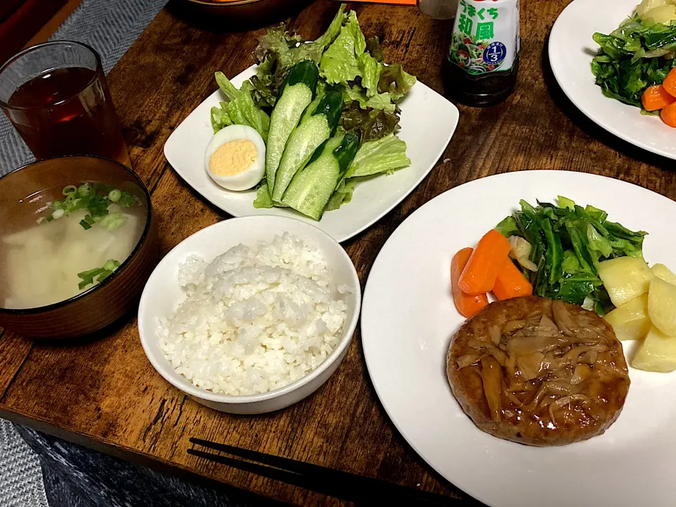 ハンバーグとグリーンサラダと味噌汁|しあぺんさん