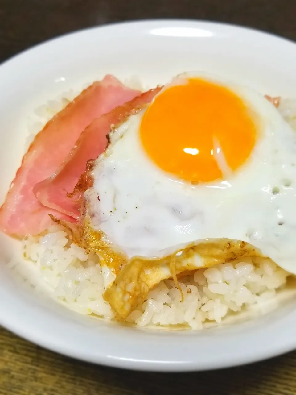 息子作👦ベーコンエッグ丼|ぱんだのままんさん