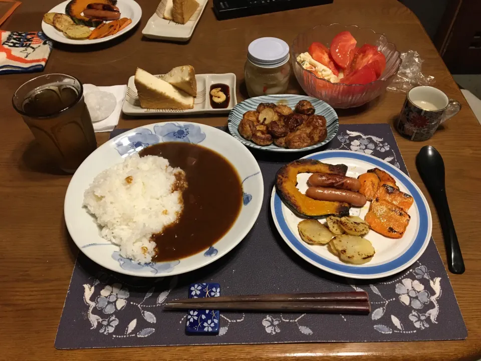 カレーライス＆らっきょう、ウインナー＆かぼちゃ＆ジャガイモ＆人参のソテー、絹厚揚げの揚げ焼き、タコ無したこ焼き、トマト、マカロニサラダ、六条麦茶、森永マミーの寒天、大福(夕飯)|enarinさん